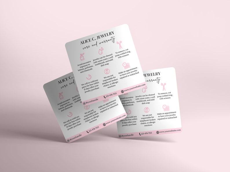 Pu&ograve; includere: Un biglietto rosa e bianco con il testo "ALICE C. JEWELRY care and warranty" e istruzioni per la cura dei gioielli. La carta include icone per la pulizia, la rimozione degli anelli a salto e la prenotazione di appuntamenti per le riparazioni. La carta include anche l'indirizzo del sito web "www.yourwebsite.com" e il numero di telefono "123-478-7115".