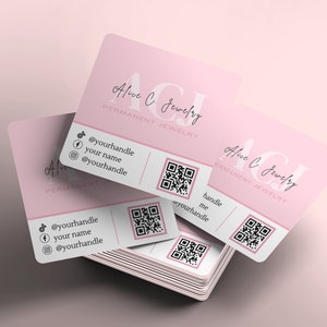 Pu&ograve; includere: Un mazzo di biglietti da visita rosa con angoli arrotondati. I biglietti presentano il testo "Alice C. Jewelry" e "Permanent Jewelry" insieme a maniglie di social media e un codice QR.