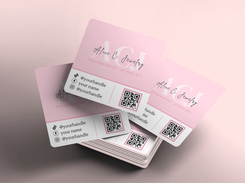 Pu&ograve; includere: Un mazzo di biglietti da visita rosa con angoli arrotondati. I biglietti presentano il testo "Alice C. Jewelry" e "Permanent Jewelry" insieme a maniglie di social media e un codice QR.