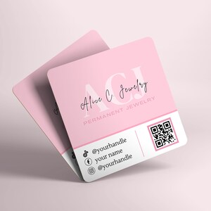 Pu&ograve; includere: Biglietto da visita quadrato rosa con il testo "ACJ Alice C Jewelry" e "Permanent Jewelry" in bianco. Il biglietto include anche icone di social media e un codice QR.