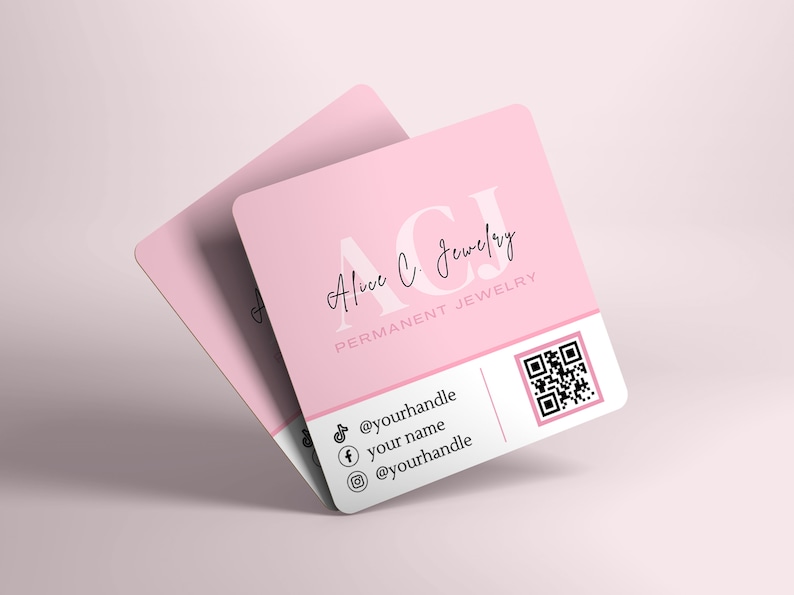 Pu&ograve; includere: Biglietto da visita quadrato rosa con il testo "ACJ Alice C Jewelry" e "Permanent Jewelry" in bianco. Il biglietto include anche icone di social media e un codice QR.