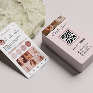 Puede incluir: Una tarjeta de visita rosa y blanca con un c&oacute;digo QR y el texto "Alice Glow Skincare" y "Let's Get Social!" con identificadores de redes sociales.