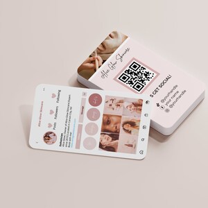 Puede incluir: Una tarjeta de visita rosa y blanca con un c&oacute;digo QR y el texto "Alice Glow Skincare" y "S GET SOCIAL!" con identificadores de redes sociales. La tarjeta tambi&eacute;n presenta un collage de fotos de la cara de una mujer.