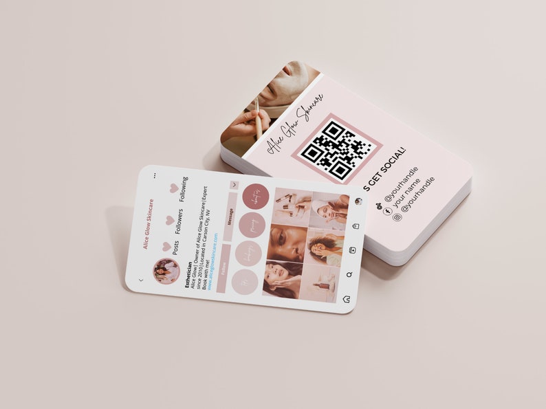 Puede incluir: Una tarjeta de visita rosa y blanca con un c&oacute;digo QR y el texto "Alice Glow Skincare" y "S GET SOCIAL!" con identificadores de redes sociales. La tarjeta tambi&eacute;n presenta un collage de fotos de la cara de una mujer.