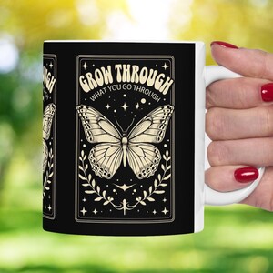 Inspirujący kubek z kartami tarota, rozwijaj się dzięki temu, przez co przechodzisz, kubek do kawy w stylu vintage z motylem, inspirujące cytaty, poranna motywacja