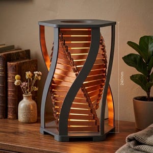 Può includere: Lampada da tavolo decorativa in legno con un design a spirale unico. La lampada ha una struttura grigio scuro con doghe in legno e misura circa 240 mm di altezza. La lampada è illuminata dall'interno, creando un bagliore caldo.