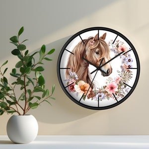 Bruin paard wandklok | Gouden paardenklok voor boerderij | Klok met paard en bloemen | Cadeau paardenliefhebber | Woondecoratie paard | Paardencadeau