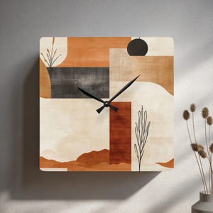 Puede incluir: Reloj de pared cuadrado con un diseño abstracto en tonos beige, marrón y negro. La esfera presenta formas geométricas y un paisaje minimalista. Las manecillas negras indican la hora.