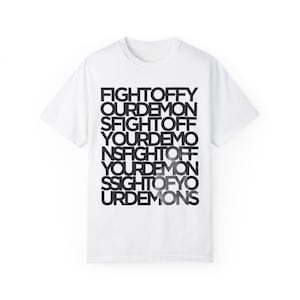 Puede incluir: Camiseta blanca con texto negro que dice "Fightoff Ourdemon Sfigthoff Yourdemo Nsfigthoff Yourdemon Ssightofyo Urdemons"