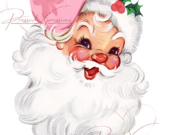 Puede incluir: Primer plano de la cara de Papá Noel con un gorro rosa y barba blanca. Sonríe y lleva una rama de acebo en el gorro.