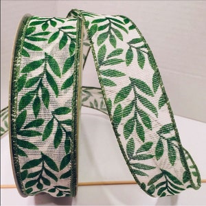 1,5" Vides verdes sobre cinta blanca ~ Hojas ~ Tejido suelto ~ Cinta con alambre ~ Bordes con alambre ~ Corte de 5 yardas