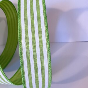 Può includere: Nastro decorativo a righe verdi e bianche. Il nastro ha un bordo cucito ed è realizzato in tessuto. Adatto per lavori di artigianato, confezioni regalo e altri scopi decorativi. La larghezza del nastro è di circa 2,5 cm.