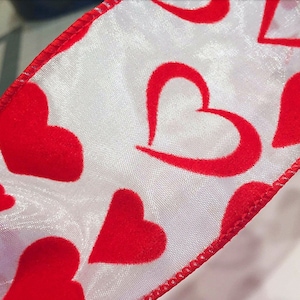5 YARDAS de cinta con cable de 2,5 pulgadas en blanco con corazones flocados rojos - Para lazos, coronas, decoración, lazos para el cabello, San Valentín, aniversario, boda