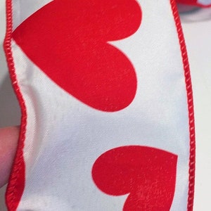 5 YARDS van 2,5 inch bedraad lint in wit met rode harten - voor strikken kransen decor haarelastiekjes Valentijnsdag verjaardag bruiloft cadeauverpakking