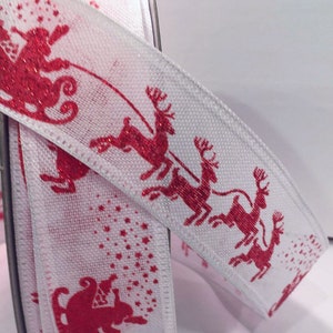 5 yards van 1,5" bedraad lint in wit met metallic rode kerstslee en rendieren, strikken, kransdecor, kerstboomdecor