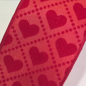 5 YARDS van 2,5 inch bedraad lint in rood met stroomden harten - voor strikken kransen decor haarelastiekjes Valentijnsdag jubileum bruiloft
