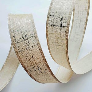 ベージュとゴールドのワイヤーリボン：ステッチエッジ、1.5インチ、5ヤード