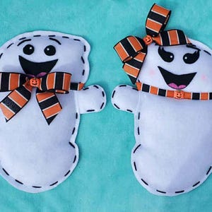 Handgemachter Filz-Gespenster-Kranz-Aufsatz: Halloween-Dekoration mit Schleife