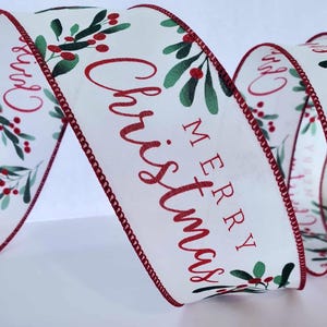 Pode incluir: Fita de Natal branca com acabamento vermelho e as palavras "Merry Christmas" em vermelho. A fita apresenta folhas verdes de azevinho e bagas vermelhas. A fita está enrolada e pronta para uso.