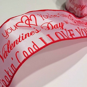 5 YARDS van 1,5/2,5 inch bedraad lint in roze met rode woorden en harten - voor strikken kransen decor haarelastiekjes Valentijnsdag jubileum bruiloft