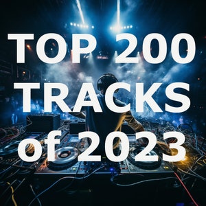 Puede incluir: Imagen de un DJ en un concierto, con el texto "TOP 200 TRACKS of 2023" en blanco. El DJ lleva auriculares y opera una mesa de mezclas. El fondo es oscuro con luces de escenario.