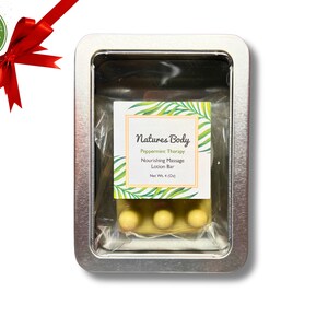 Pode incluir: Uma lata de prata com um saco de plástico transparente no interior que contém uma barra de loção de massagem amarela com três saliências elevadas. O rótulo na bolsa diz "Natures Body Peppermint Therapy Nourishing Massage Lotion Bar Net Wt. 4 (Oz)"