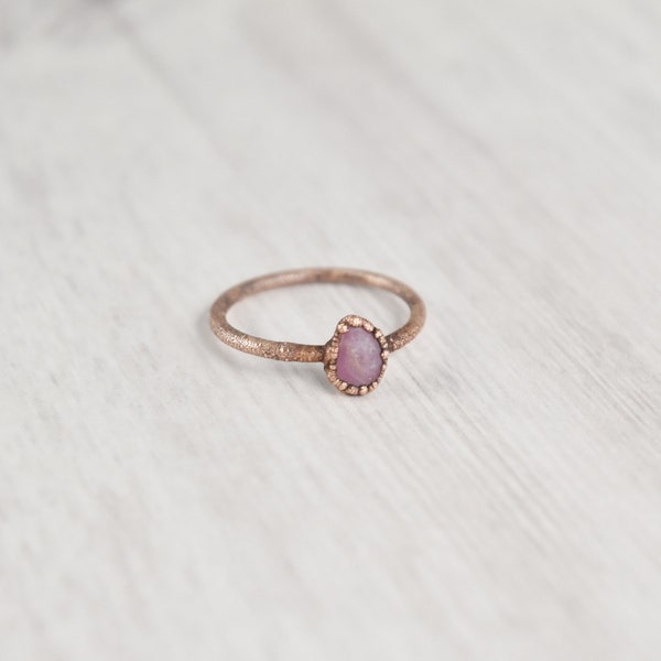 Raw Pink Sapphire Ring, Stone Ring, Stacking Ring, Copper Ring, Small Gemstone Ring, Natural Pink Sapphire Jewelry, Healing Crystal Ring