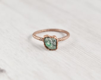 Raw Emerald Ring, Copper Ring, Stone Ring, Uncut Emerald Jewelry, May Birthstone Ring, Natural Gemstone Ring, Rough Healing Crystal Ring