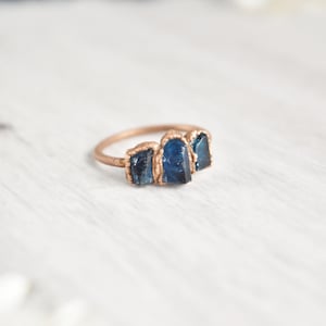 Raw Neon Apatite Ring, Blue Stone Ring, Healing Crystal Ring, Electroformed Copper Ring, Natural Apatite Jewelry, Raw Gemstone Ring