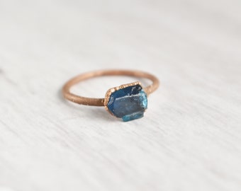 Raw Neon Apatite Ring, Blue Stone Ring, Healing Crystal Ring, Antique Copper Ring, Natural Apatite Jewelry, Rough Gemstone Ring