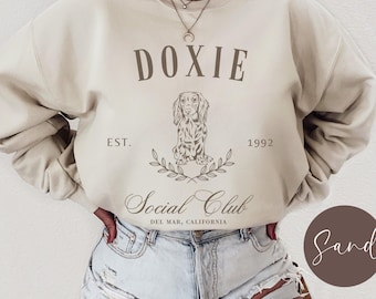 Sudadera con nombre del Club Social de Dachshund de pelo largo, suéter personalizado para mamá de Dachshund, camiseta de cuello redondo para mamá de perro, regalo para dueños de perros de Dachshund y amantes de los Dachshunds.