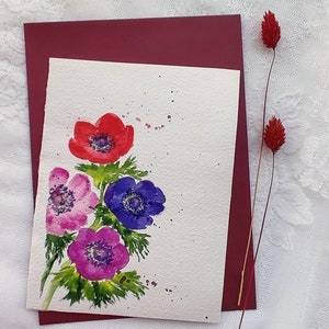 Aquarel handgeschilderde anemoonbloemen en wilde bloemen in vaas wenskaarten, kleurrijke bloemen voor de moeder
