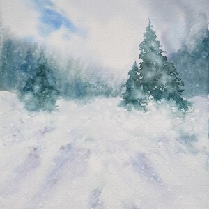 pittura ad acquerello di Natale, pini e paesaggio innevato, arte murale con nuvole invernali, pittura paesaggistica minimalista