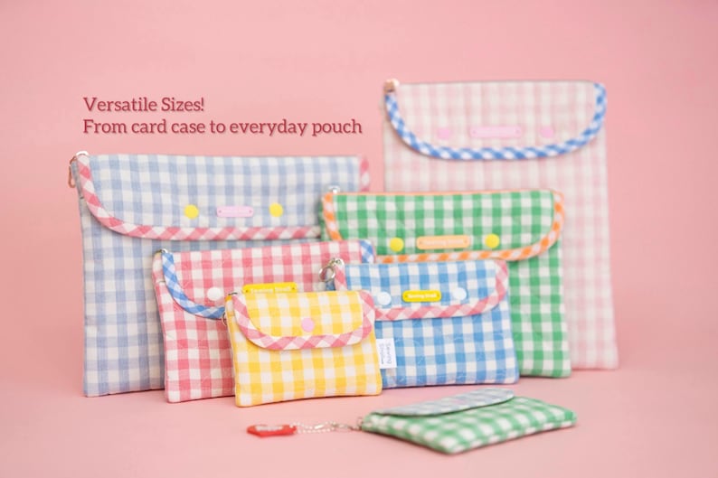 Puede incluir: Una colecci&oacute;n de bolsos de cuadros en varios tama&ntilde;os, desde tarjeteros hasta bolsos de uso diario. Los bolsos son azules, rosas, verdes y amarillos, con ribetes y cierres a juego. El texto dice "Versatile Sizes! From card case to everyday pouch".
