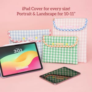 Puede incluir: Un iPad y varias fundas para iPad con estampado de cuadros vichy en azul, verde y rosa se muestran sobre un fondo rosa. La pantalla del iPad muestra un fondo de pantalla colorido y la hora 3:03. El texto "iPad Cover for every size! Portrait & Landscape for 10-11" est&aacute; en la parte superior.