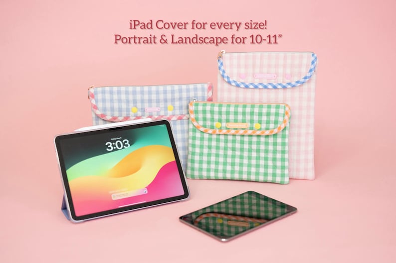 Puede incluir: Un iPad y varias fundas para iPad con estampado de cuadros vichy en azul, verde y rosa se muestran sobre un fondo rosa. La pantalla del iPad muestra un fondo de pantalla colorido y la hora 3:03. El texto "iPad Cover for every size! Portrait & Landscape for 10-11" est&aacute; en la parte superior.