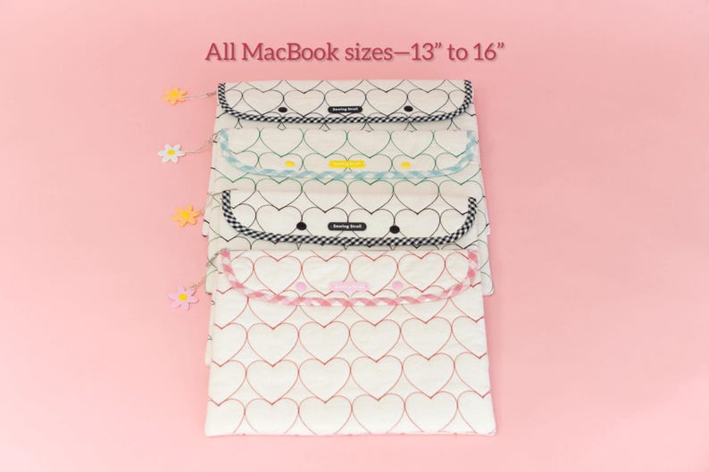 Puede incluir: Fundas para port&aacute;tiles con dise&ntilde;os de corazones en blanco y rojo, blanco y negro y blanco y azul claro. El texto "All MacBook sizes - 13" to 16"" est&aacute; en la parte superior. Las fundas est&aacute;n sobre un fondo rosa.