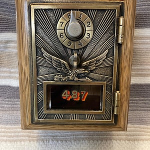 Hucha artesanal con puerta de buzón. American Flying Eagle, hecha de roble macizo.