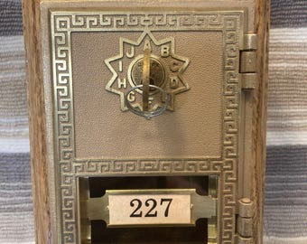 Hucha hecha a mano con forma de puerta de buzón de correos, fabricada en roble.