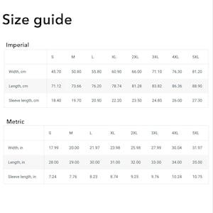 Op de afbeelding: Een witte tabel met de titel "Size guide" met kledingmaten. De tabel bevat maten van S tot 5XL, met breedte, lengte en mouwlengte in centimeters en inches. De Imperial maten zijn in cm, en de Metric maten zijn in inches.