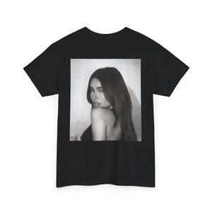 Puede incluir: Camiseta negra con una imagen en blanco y negro de una mujer con el pelo largo y oscuro mirando por encima del hombro. La imagen es una fotografía de estilo retrato. La camiseta es de cuello redondo.
