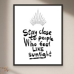 Impresión tipográfica motivacional: Mantente cerca de la gente como la luz del sol (Descarga digital)