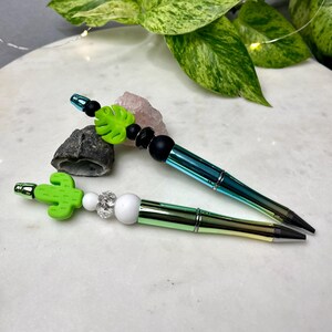 STYLO DÉCORATIF VÉGÉTAL • Stylos à bille en silicone, feuille de cactus et Monstera Stylos à bille fixes pour bureau, accessoires de bureau, décoration de bureau, idées cadeaux pour un collègue