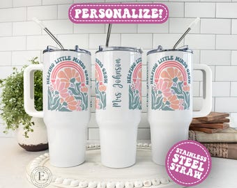 Vaso de 40 oz para maestros que ayuda a las pequeñas mentes a crecer. Vaso para agradecimiento a los maestros. Taza de viaje para maestros.