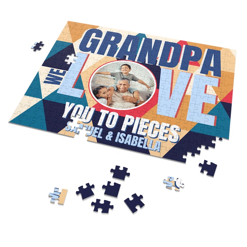 Może przedstawiać: Kolorowa układanka z obrazkiem dziadka i dwojga wnucząt. Elementy układanki tworzą napis "We love you to pieces" z imionami "Samuel & Isabella" na dole.