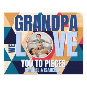Może przedstawiać: Kolorowa układanka z puzzli z fotografią dziadka i dwojga wnucząt. Układanka zawiera tekst "We love you to pieces" i imiona "Samuel & Isabella".
