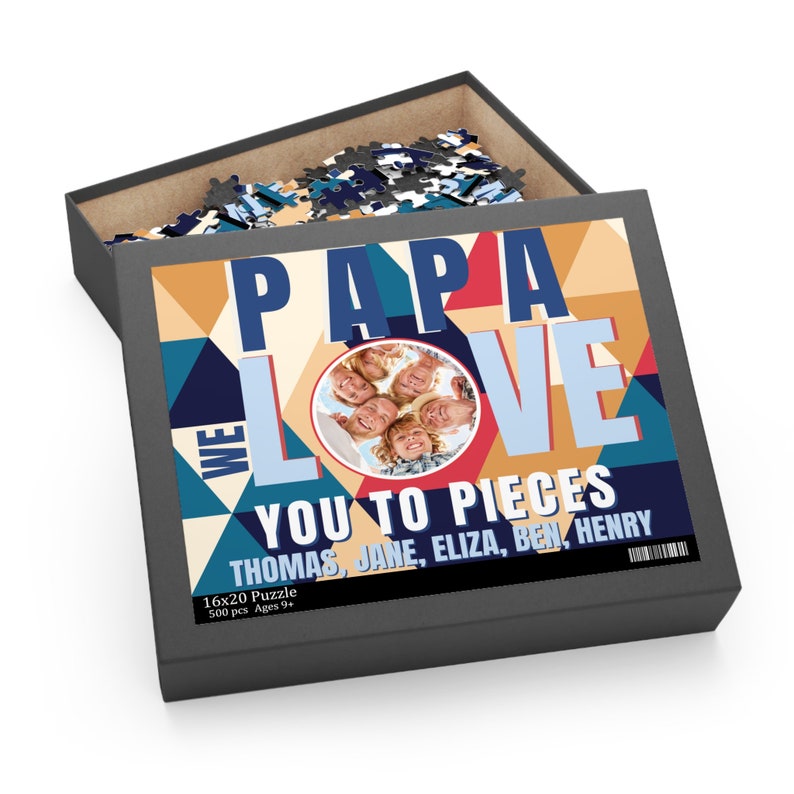Może przedstawiać: Puzzle składające się z 500 element&oacute;w z kolorowym geometrycznym wzorem. Puzzle przedstawia zdjęcie rodziny w k&oacute;łku z napisami "Papa We Love You To Pieces" i imionami "Thomas, Jane, Eliza, Ben, Henry".