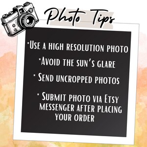 Może przedstawiać: Czarno-biała ramka do zdjęć z białą ramką i czarnym tłem. Tekst "Photo Tips" jest napisany na biało na beżowym tle u g&oacute;ry ramki. Tekst "*USE A HIGH RESOLUTION PHOTO *AVOID THE SUN'S GLARE *SEND UNCROPPED PHOTOS *SUBMIT PHOTO VIA ETSY MESSENGER AFTER PLACING YOUR ORDER" jest napisany na biało na czarnym tle.