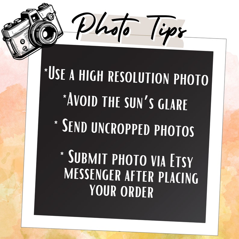 Może przedstawiać: Czarno-biała ramka do zdjęć z białą ramką i czarnym tłem. Tekst "Photo Tips" jest napisany na biało na beżowym tle u g&oacute;ry ramki. Tekst "*USE A HIGH RESOLUTION PHOTO *AVOID THE SUN'S GLARE *SEND UNCROPPED PHOTOS *SUBMIT PHOTO VIA ETSY MESSENGER AFTER PLACING YOUR ORDER" jest napisany na biało na czarnym tle.