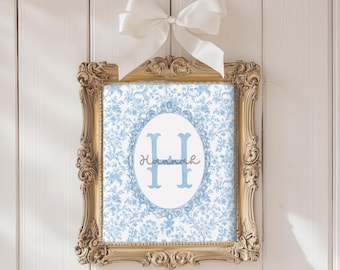 Stampa iniziale personalizzata per bambina, stampa del nome con monogramma per cameretta dei bambini in Toile de Jouy, stampabile in stile rustico Cottagecore Vintage, monogramma per baby shower
